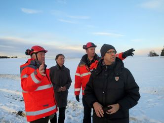 Leder i teknisk seksjon i Vegvesenet Region Sør, Knut Hagberg, brudirektør Børre Stensvold, NIFS-leder Bjørn Dolva og geotekniker Frode Oset i Statens Vegvesen måtte holde god avstand fra Skjeggestadbrua da de besøkte ulykkesstedet sammen med Teknisk Ukeblad før rivingen. Ingen fikk gå nærmere enn 50 meter, og  undersøkelsene av brua og skredet foregikk med droner.