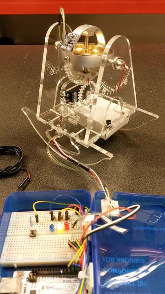 Tester formler med modellSkalamodell av en gyroskopisk stabilisator. Kontrollboks i forgrunnen.