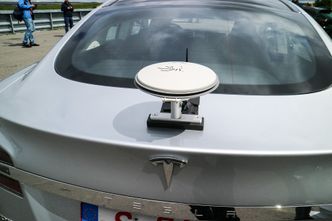 GPS for viderekommende: Selv en så avansert utvendig antenne til GPS-anlegget holder ikke til å posisjonere den selvkjørende nøyaktig bilen på veien.