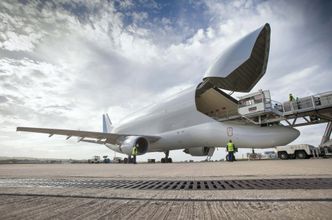 Her er en A350-vinge i ferd med å lastes ombord i Beluga på Airbus&#039; vingefabrikk i Broughton. Deretter flys vingen til sluttmongeringsfabrikken (FAL) i Toulouse. Foto: Jane Widdowson