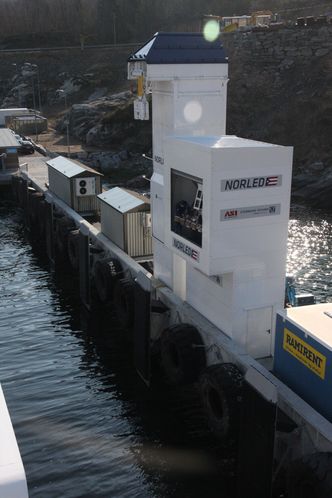 Lover i NTPLadestasjonen på kaia i Oppedal. Den forsyner  batterifergen Ampere med strøm og kobles opp på et halvt minutt. Nå kan alle havneeiere søke Enova om støtte til å bygge infrastrukturen.