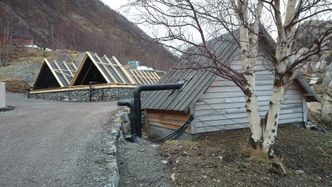 Slik ser deler av anlegget i Slantevika midt i Sognefjorden ut i dag. Designfirmaet Kadabra, som nå heter Eggs Design, har designet bassengene og byggene.