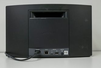 Bose på baksiden: Bose SoundTouch 20 er velutstyrt som Connecthøyttaler. Den har wifi, men også inngang for fast nettverksforbindelse. Den kan også spille musikk du har lagret på mobilen via AUX-kabelinngangen. Baksiden avslører også bassrefleksåpningen, og bass er noe denne karen virkelig kan.