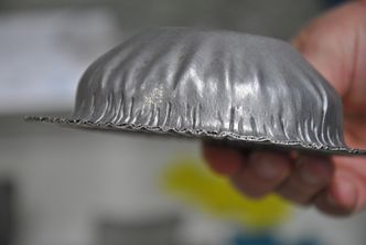 Kompositten består kun av metall og tåler derfor høye temperaturer like godt som normalt metall.