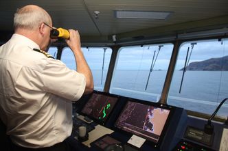 Kaptein Ole Johan Andreassen på hurtigruteskipet Nordlys fører skipete i sikk-sakk forbi grunner og skjær utenfor Stad på en unormalt stille novemberdag.. Foto: Tore Stensvold