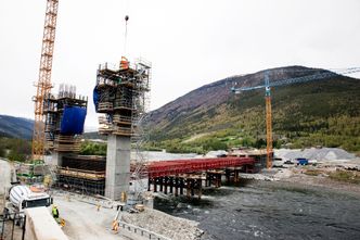 Sikkert anlegg: Hjelpefundamentene til den nye brua ved Kvam sikrer at Lågen ikke drar med seg anlegget dersom vannet stiger.
