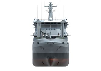 KNM Maud får «tårn» på dekk til såkalt RAS der det kan leveres drivstoff og vann på åpent hav under gange. Foto: Forsvaret