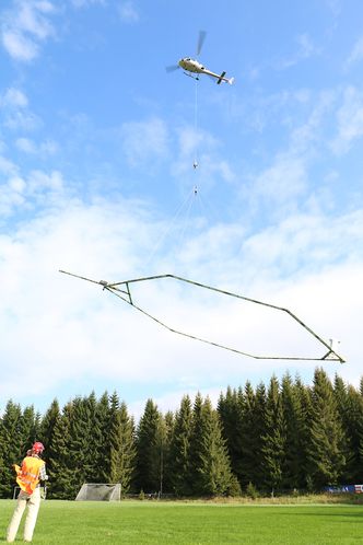 Elektromagnetiske bølgerDet er første gang slike målinger gjøres fra helikopter i forbindelse med jernbaneutbygging i Norge.