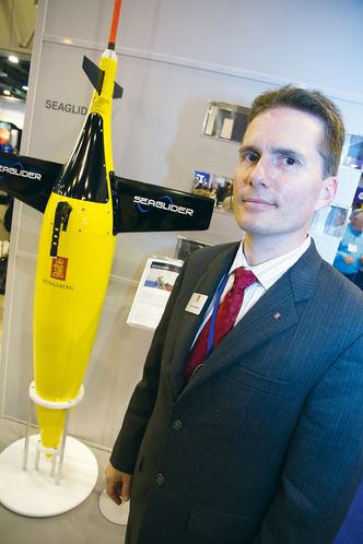 Produseres i SeattleMange anvendelser: Rich Patterson ved Kongsberg Underwater Technology opplevde stor interesse for Seaglider da han viste den fram under oljemessen i Houston. Den kan brukes av forskere og bedrifter fra flere næringer.