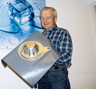 Gründer Alse Johnsen, her med et taksluk utstyrt med varmematte som hindrer isdannelse. Foto: Steinar Sund