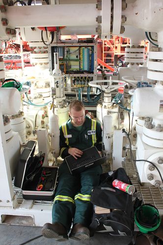 Pål Jacob Nessjøen (partner i Kelda) under installasjon av PLS for flow-loop-testing i Abu Dhabi i september i år. Foto: Kelda