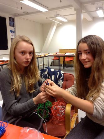 Flere fargerBIDRO: Hanne og Zeyna fra Kongsberg International School lodder en av strømkablene som gir strøm til lampene på brua. De var to av over 300 elever som var med på prosjektet.