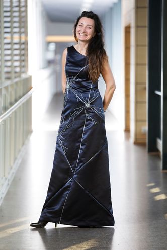 Kjole og hvittNobelprisvinner i medisin May-Britt Moser iført kjolen hun har på seg under nobelprisutdelingen i Stockholm onsdag. Det er en spesialdesignet gallakjole sydd av designer Matthew Hubble fra London, som inntil for et år siden jobbet som tunnelingeniør.