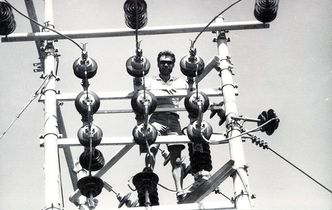 Ingeniøren Odd Hoftun bygget industri og kraft i Nepal, for å bedre folks livsgrunnlag. Ifølge Store Norske Leksikon var hans verdier hentet fra haugiansk hverdagskristendom, grundtvigiansk folkeopplysning og arbeiderklassens solidaritetstanke og krav om sosial rettferdighet.