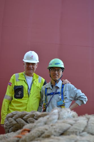 Lager identisk skipStatoils og Samsungs prosjektledere, Tor Erik Hildén og Sangsik Choi. I forgrunnen trossene som brukes til å fortøye Heidrun B.