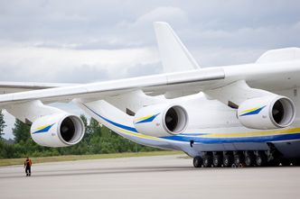 Motorene henger langt ut på An-225. Foto: Eirik Helland Urke