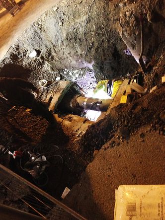 Frykter konsekvenseneUt av det tilsynelatende beskjedne hullet fosset flere tusen kubikkmeter kokende vann i Akersgata. 130.000 boenheter i Oslo mistet varmen, noen i opptil 48 timer.