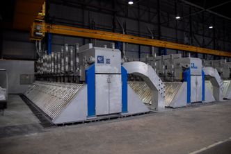 15 prosent nedTo HAL4e testceller i Årdal. Strømskinnen kommer opp av gulvet til høyre for cellen og svinger inn nær toppen. Magnetfeltet i hallen er så sterkt at bankkort og telefoner ikke overlever noen sekunder en gang.