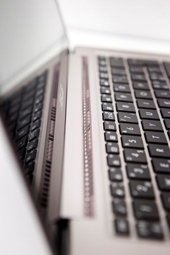 Greit utstyrt med tilkoblingerTross dedikert grafikkbrikke makter viftene i UX303 å holde maskinen kjølig - og det uten å støye spesielt mye.