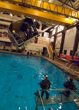 Komplisert å fly i NordsjøenMilitære flybesetninger gjennomgår nødvendig, men ikke nødvendigvis så behagelig, trening i HUET-simulatoren i Yeovilton i Storbritannia.