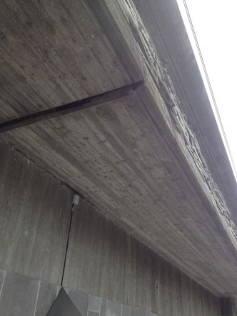 Da Norsk romsenter tok turen ut i felten for å se hva som skjedde på bakken i de områdene hvor radarsatellittene målte synking, fant de flere setningsskader.