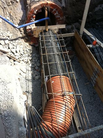 En gammel bekkDen gamle avløpsledningen fra 1879 blir koblet fra og ledet inn på moderne systemet her i Vålerenggata.