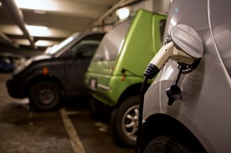 Rapporten tar ikke for seg farer ved lading, men Elbilforeningen er redd den vil kunne kaste bensin på bålet i saker der eiere av parkeringsanlegg begrunner manglende lademulighet med fare for brann. Foto: Mona Strande