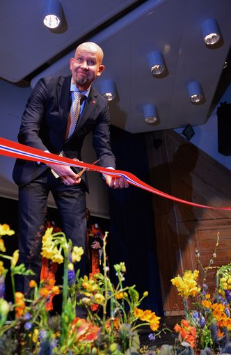– Ny teknologi vil være avgjørendeOlje- og energiminister Tord Lien klippet snoren under den offisielle åpningen av det nye forskningssenteret for økt utvinning ved Universitetet i Stavanger.