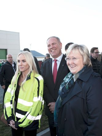 Fredriksen døpte båtDåp og åpning: Cecilie Fredriksen fikk æren av å døpe den ene LNG-drevne fôrbåten. Her sammen med styreleder i Marine Harvest, Ole Eirik Lerøy, og fiskeriminister Elisabeth Aspaker.