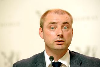 – Tror ikke det vil ha stor virkningArbeids- og sosialminister Robert Eriksson vil øke ventetiden på dagpenger til 12 uker for dem som er selvforskyldt arbeidsledige.