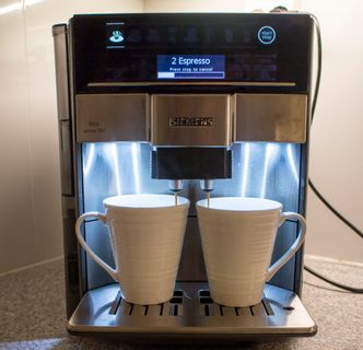 PaybackKaffe for to: Dispenser har to utløp og du kan bistille dobbel dose for å få nok i begge koppene. Skal du ha mye går prosessen to ganger automatisk.
