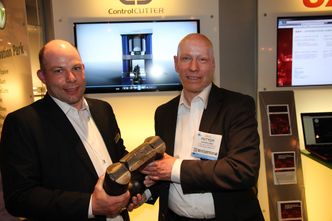 Glede: Teknisk sjef Tjerand Tveit(t.v.) og daglig leder Petter Birkeland holder en kjetting som «bare» er åtte centimeter tykk. Deres kuttemaskin skjærer den i to på to steder i løpet av et sekund. Foto: Tormod Haugstad