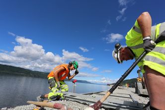 Teknisk Ukeblad besøkte i 2013 byggeplassen rett etter at Alpine Bau hadde gått konkurs, der Eltel jobbet med kabelkanalene langs det da kommende dobbeltsporet. Foto:  Per-Ivar Nikolaisen