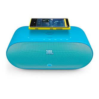 Trådløs lader og NFC-høyttaler i ettTrådløs: JBLs høyttaler har støtte for trådløs lading og fungerer med noen av de nye Lumia-telefonene fra Nokia. Foto: Nokia