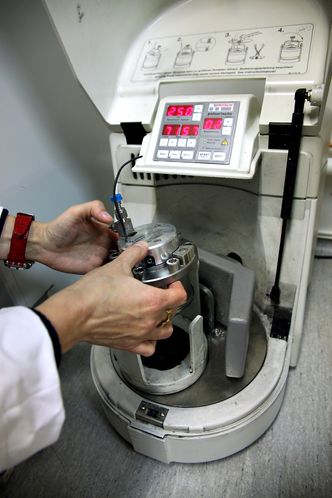 Reaktoren målerKulemølle: I denne kulemøllen knuser stålkuler mikropartikler til nanopartikler.