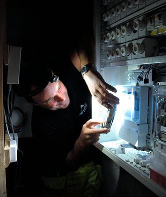 – HasterMontering: Gammel teknologi møter ny når montør Åge Sandvik i NTE monterer smartmåler i Demo Steinkjer-området. Foto: Demo Steinkjer