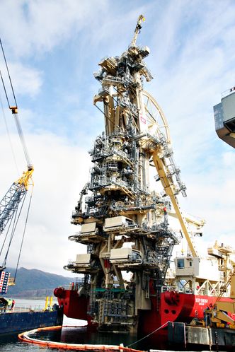 BrattvaagSpesial: Det avanserte rørleggingsutstyret på Deep Energy står i hekken og kan legge rør i mange forskjellige vinkler.