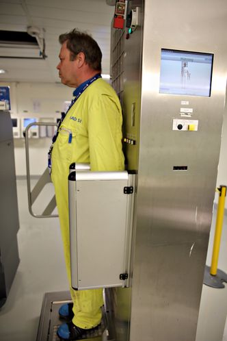 Drive med tapKontroll: Kontrollen for å oppdage radioaktive utslipp er svært streng på Ringhals, demonstrerer kjernekraftverkets kommunikasjonssjef Gösta Larsen.
