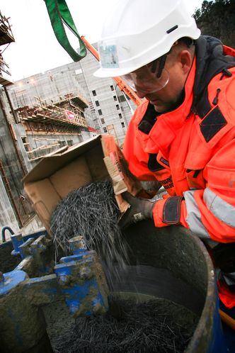 Bedre forståelsePrøvestøp: Her heller Alf Egil Mathisen fra Veidekke stålfiber i en betongblander for et prøvestøp. Han skal nå bruke fiberarmering i en bærende vegg på et prosjekt i Oslo og har lenge hatt tro på fiber.