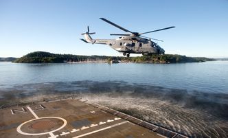 Et NH90 tar av fra fregatten Fridtjof Nansen ved Akershusstranda i forbindelse med 100-årsjubileet til norsk militær luftmakt i 2012. Bilde:  Bendiksby, Terje