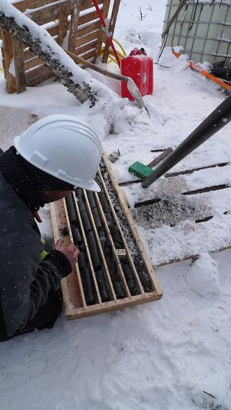 ForskningsprosjekterPÅSKEBORING: Norwegian graphite har startet kjerneboring i Jennestad, og truffet på mer grafitt enn de håpet på. Her er sjefsgeolog Rasmus Blomqvist iferd med å inspisere kjernene fra borehull 1 i Sortland 2. påskedag. Nå skal Molab undersøke kvaliteten på grafitten, som er hentet helt ned til 102 meters dyp.