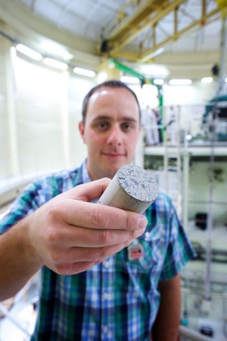 Kan sprekke oppTestobjekt: Prosjektleder Jørn Harald Hansen viser frem betongen som japanerne vil at Institutt for energiteknikk skal teste.