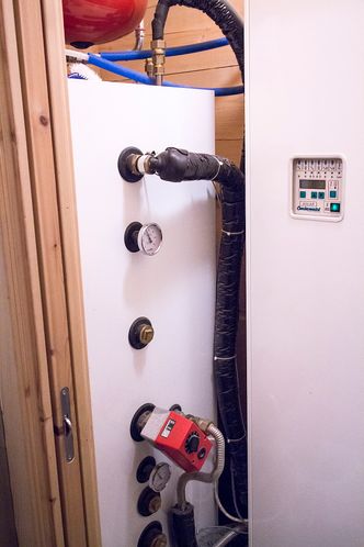 Minimalt med strømAkkumulatortank: Til sammen 500 liter er et stort nok bufferlager av varme til å forsynet huset med oppvarming og varmt vann.