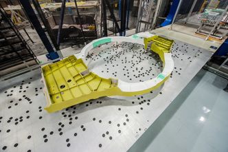 Den første norske F-35-delen var dette spantet som er sterkere enn originaldelen. Foto: Lockheed Martin Aeronautics