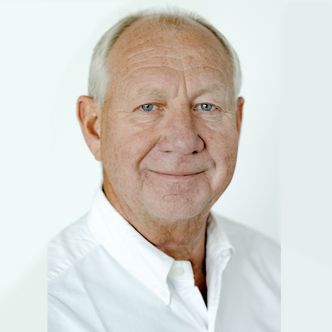 kan for eksempel bli til kleshengere og bokser. Ketchupflasker, isbokser og innpakkingsplast av polypropylen (PP) kan ende som kontorstoler, snøskuffer eller støvsugere. Drikkeflasker og folie av polyetylenterepftalate (PET) kan gjenvinnes til bildeler og tekstiler som i fleecegensere og kosedyr til barn. Fagansvarlig Per Gjester hos Grønt Punkt. Foto: Nicolas Tourrenc