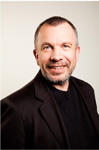 TeknologikulturProfessor Dag Svanæs har forsket på menneske-maskin interaksjon i over 20 år, og stiller seg skeptisk til spørsmålet om Googles brilleinnovasjon vil bli en kommersiell suksess.