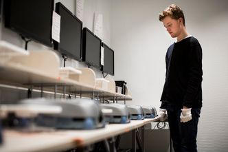 I jobb: Marius Wig, som er høytfungerende autist, fikk for to år siden beskjed av skolen om at det antagelig ikke fantes jobb for ham. Det var pappa Christian uenig i, og startet derfor Pixellus i fjor. Nå har Marius jobb.