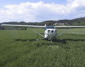 Flygeren nødlandet uten propell på et jorde.