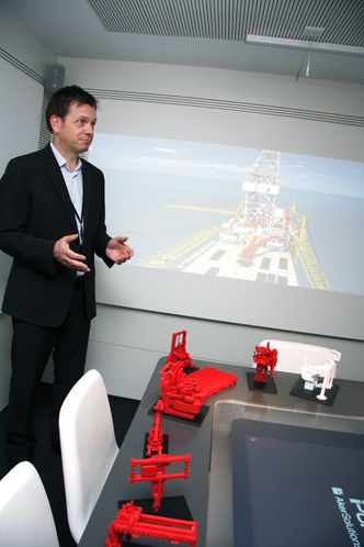 PC-plattformVisualisering: Ole Paulsen ved et spesialbord, Microsoft Surface Touch Table, der Aker Solutions og kundene kan studere ulike detaljer på plattformer ved å sette modellene opp på bordet. Da kommer de relevante 3D-tegningene opp på skjermen.