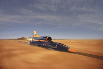 Når Bloodhound SSC skal bryte 1 000 miles i timen-grensa, vil farkosten kjøre 12 miles/19,3 kilometer på to minutter. De to minuttene fordeler seg på 55 sekunder med akselerasjon og deretter 65 sekunder med nedbremsing. Foto: Bloodhound